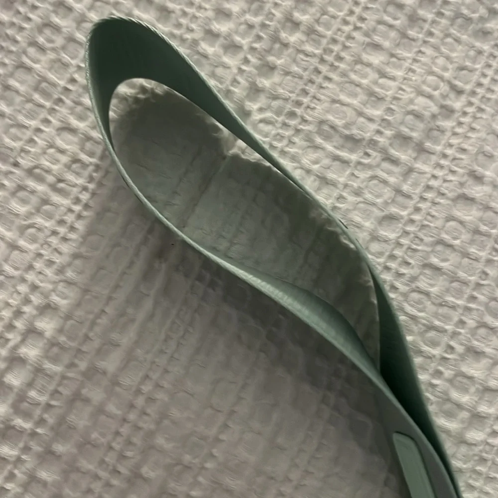 🩵Lululemon mint moment/pitch blue never lost keychain!!!!! NWT!! My fav color🩵 - Picture 7 of 7